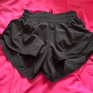 Black lululemon hotty hot 2.5 in